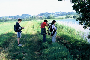 Mladi ornitologi pri opazovanju ptic ob jezeru Komarnik