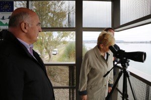 Ministrica za okolje in prostor, gospa Irena Majcen si je ogledala opazovalnico in ptice na bližnjih otokih.