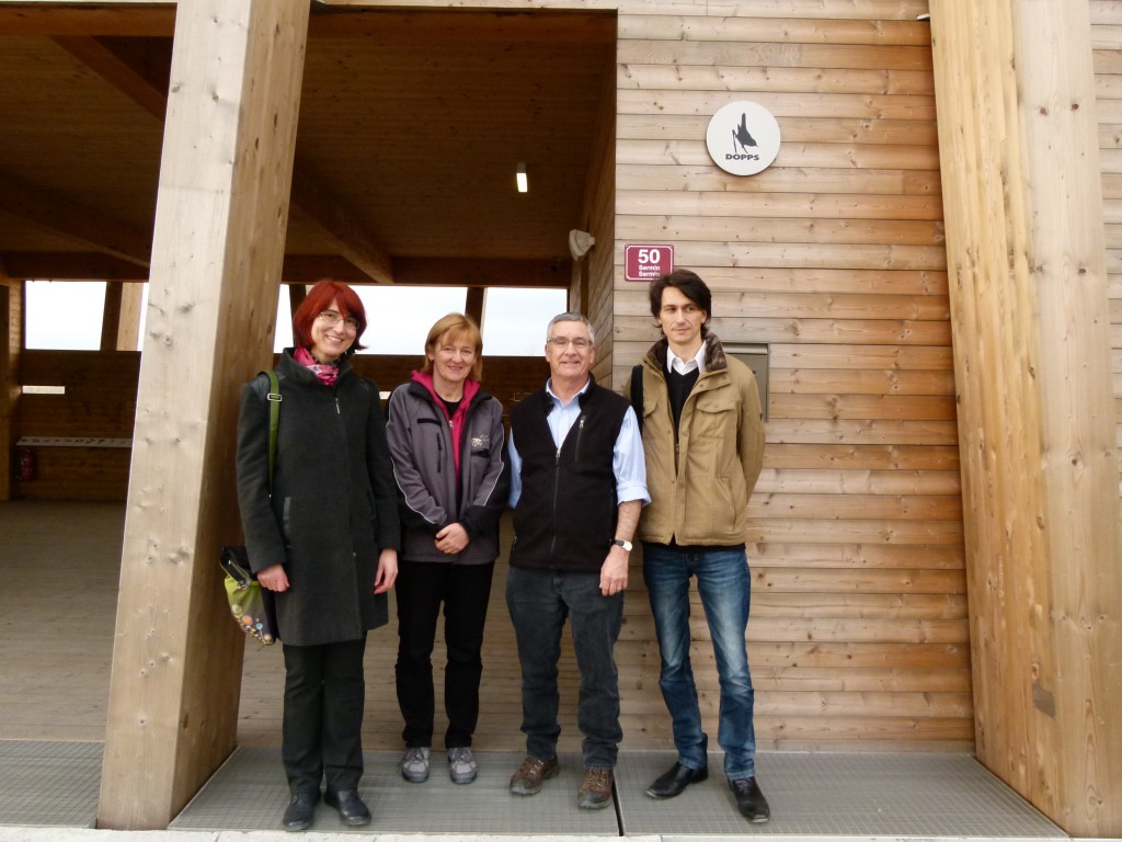 Mag. Nataša Šalaja, vodja NR Škocjanski zatok; Bojana Lipej, koordinatorica izobraževanja; g. Brent R. Hartley, ameriški veleposlanik in dr. Damijan Denac, direktor DOPPS pred centrom za obiskovalce NRŠZ, foto: Mirjana Rabič