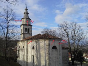 Podraška cerkev z označenimi odprtinami, kjer smo uredili gnezdišča.<br/> <em>Foto: Peter Krečič</em>