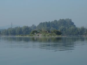 Ekipa med čiščenjem Malega otoka. Foto: Alen Ploj