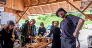 Petelinji zajtrk nam je pripravil Žiga Gabrovec, varuh divjega petelina. Foto: Tilen Basle