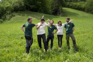 Projektna ekipa in Žiga, varuh divjega petelina. Foto: Gaber Mihelič